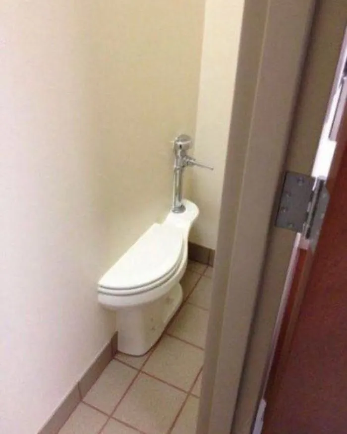 Este hombre encuentra los peores fallos de construcción y los "justifica" con divertidos mensajes (30 fotos)