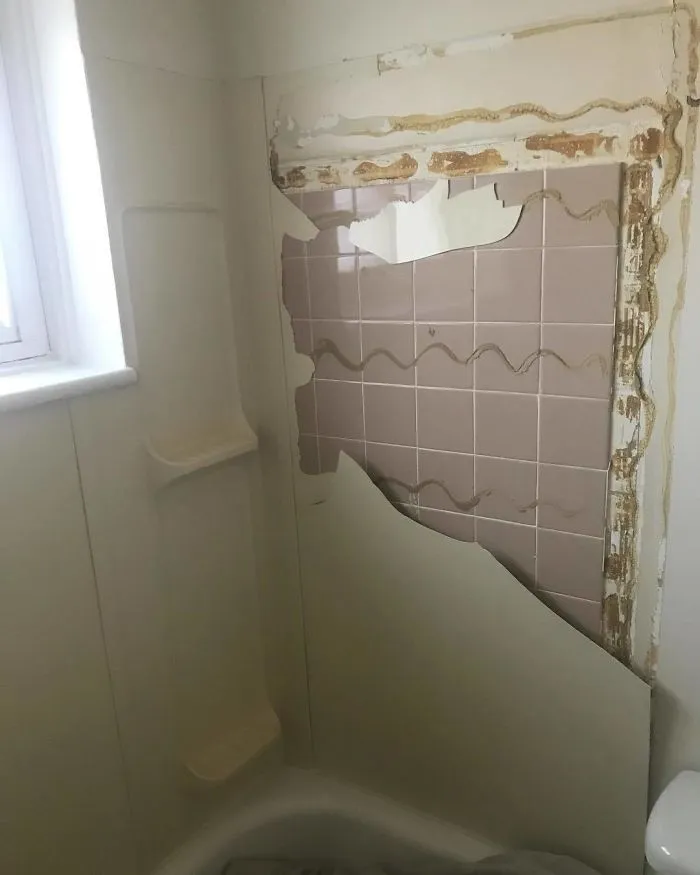 Este hombre encuentra los peores fallos de construcción y los "justifica" con divertidos mensajes (30 fotos)