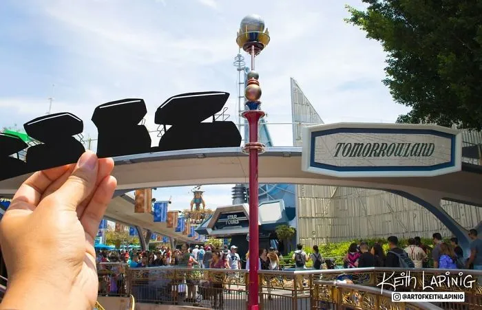 I Travel Around Disneylands Around The World To Hold Up Paper Cut-Outs Of Famous Characters And Scenes (86 Pics)