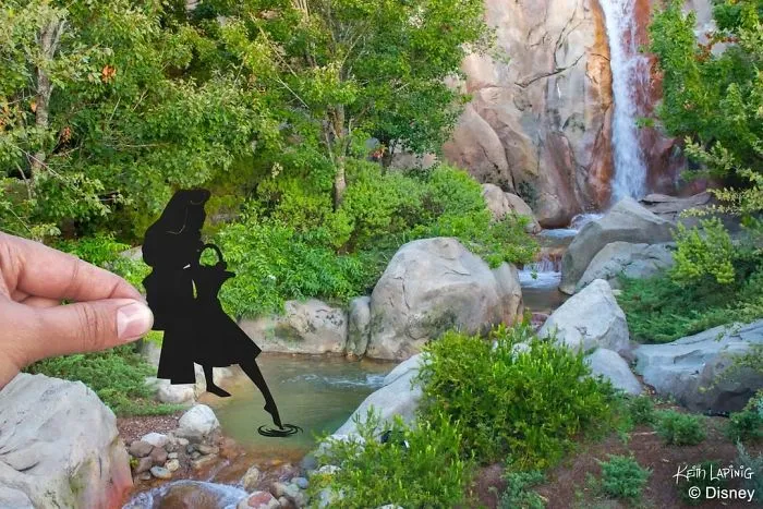 I Travel Around Disneylands Around The World To Hold Up Paper Cut-Outs Of Famous Characters And Scenes (86 Pics)