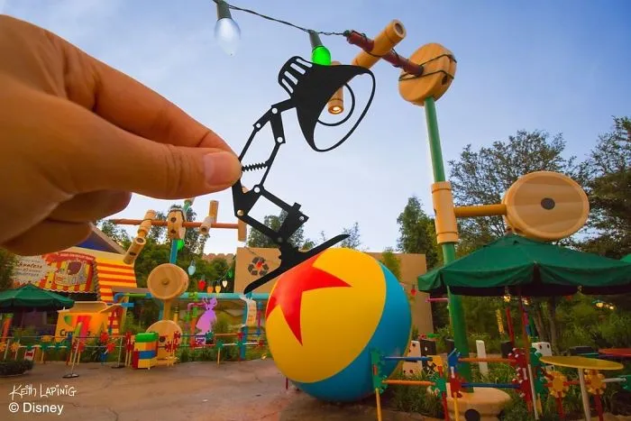 I Travel Around Disneylands Around The World To Hold Up Paper Cut-Outs Of Famous Characters And Scenes (86 Pics)