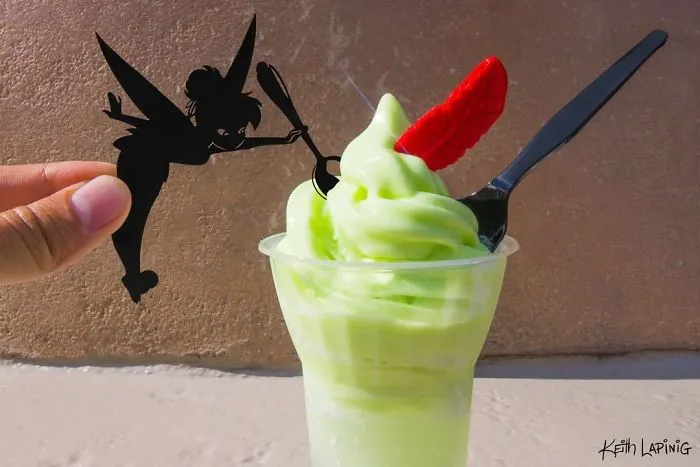 I Travel Around Disneylands Around The World To Hold Up Paper Cut-Outs Of Famous Characters And Scenes (86 Pics)
