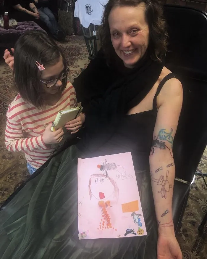 Esta abuela orgullosa tiene dibujos de sus nietas tatuados en su cuerpo