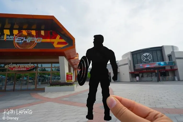 I Travel Around Disneylands Around The World To Hold Up Paper Cut-Outs Of Famous Characters And Scenes (86 Pics)