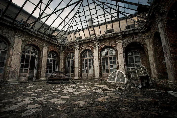 I Photographed An Abandoned Palace In Bratoszewice