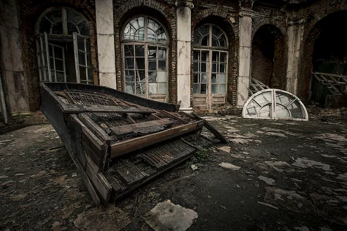 I Photographed An Abandoned Palace In Bratoszewice