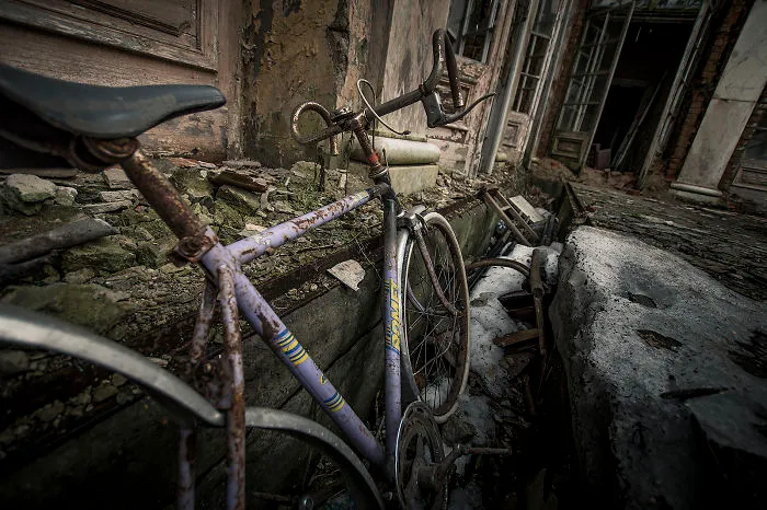 I Photographed An Abandoned Palace In Bratoszewice
