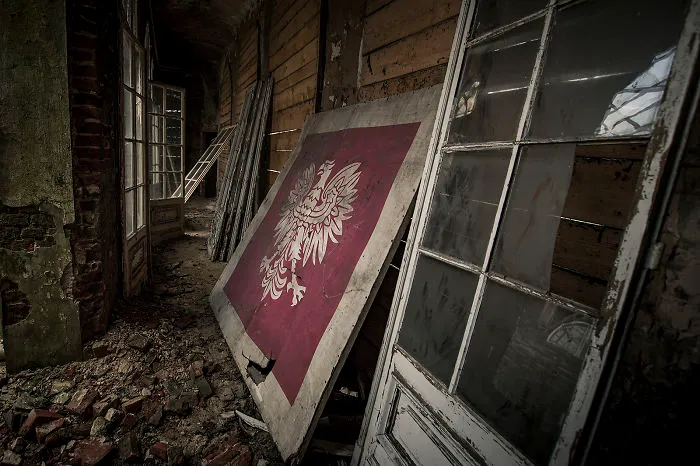 I Photographed An Abandoned Palace In Bratoszewice