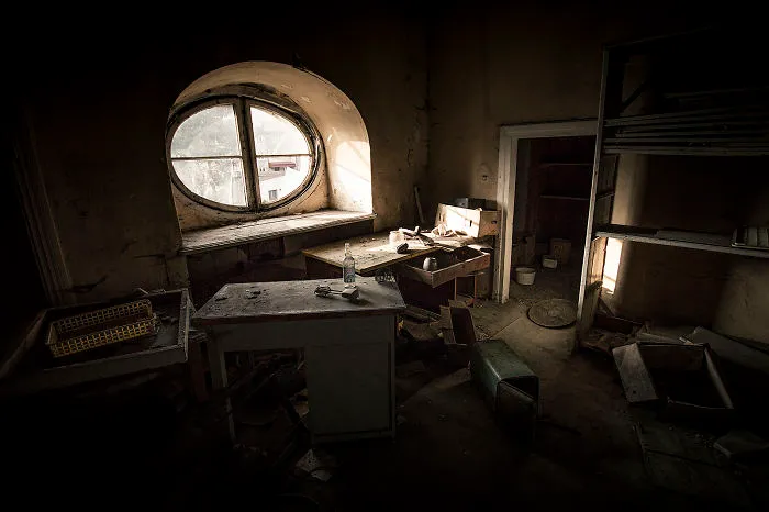 I Photographed An Abandoned Palace In Bratoszewice