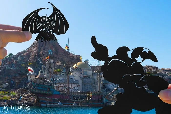 I Travel Around Disneylands Around The World To Hold Up Paper Cut-Outs Of Famous Characters And Scenes (86 Pics)