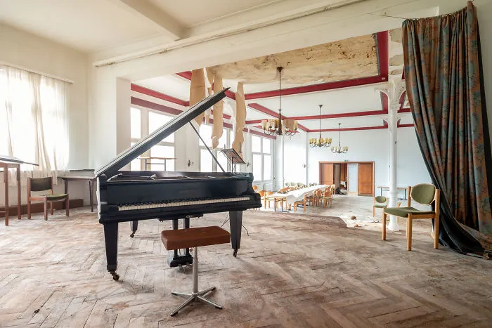I Explored Abandoned Places In Germany, Here Are 12 Pianos That I Found