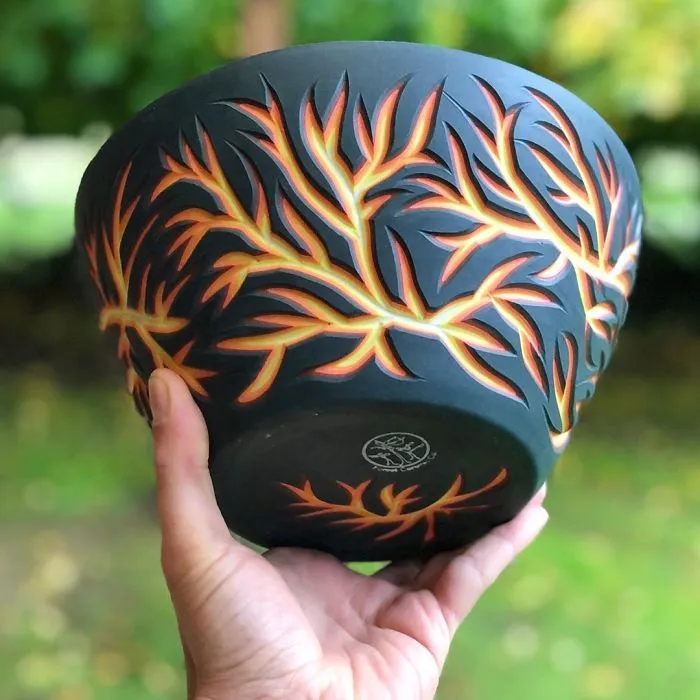 This Artist Carves Pottery And Reveals Unexpected Layers Of Colors Underneath