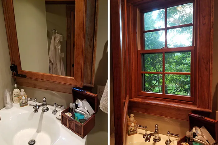 Una ventana escondida detrás del espejo de baño