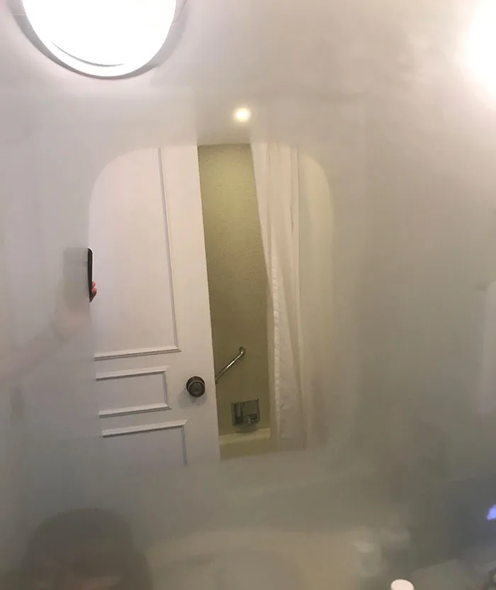 El espejo de mi cuarto de hotel en Japón cuenta con una parte calefaccionada para que no se empañe luego de una ducha