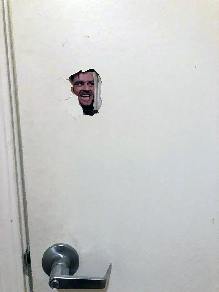 This Pub Had A Creative Way To 'Fix' The Bathroom Door