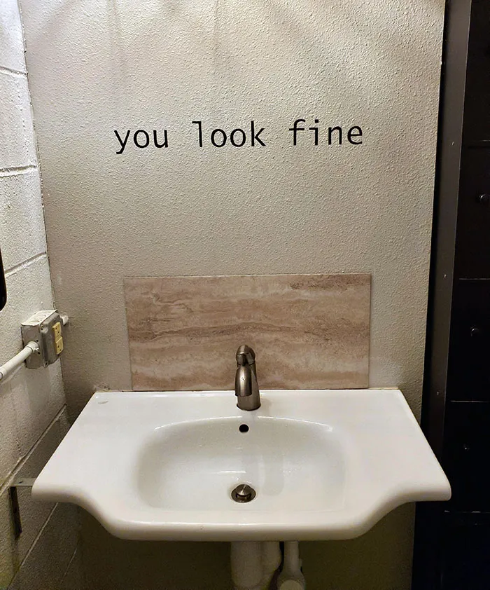 The Bathroom At This Restaurant Has No Mirror