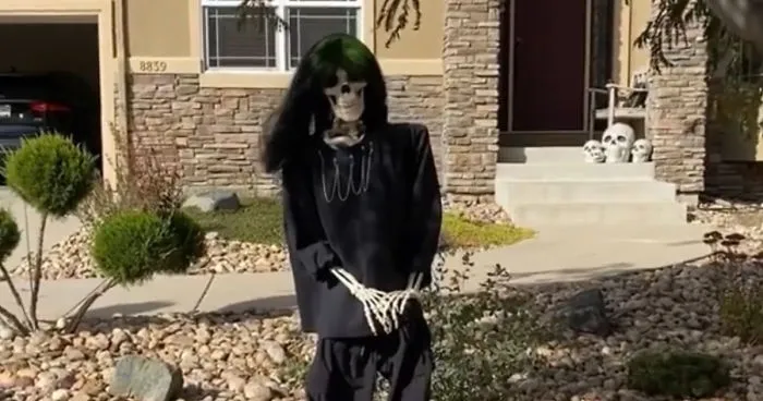 Mom Sets Up Different Skeletons Every Day Of October