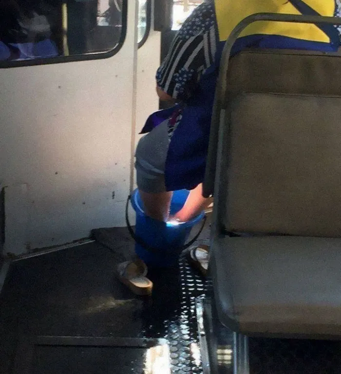 Esta cuenta de Instagram recopila cosas divertidas y curiosas vistas en el transporte público (40 fotos)
