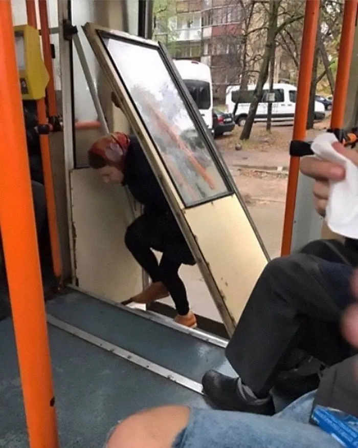 This Instagram Account Collects Funny And Strange Things Spotted On Public Transport (40 Pics)
