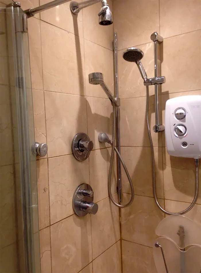 Cada vez que le pido al casero que arregle la ducha, solo añade una nueva