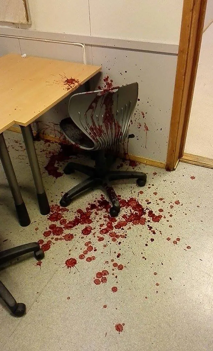 A alguien se le cayó el batido en clase y ahora parece la escena de un crimen