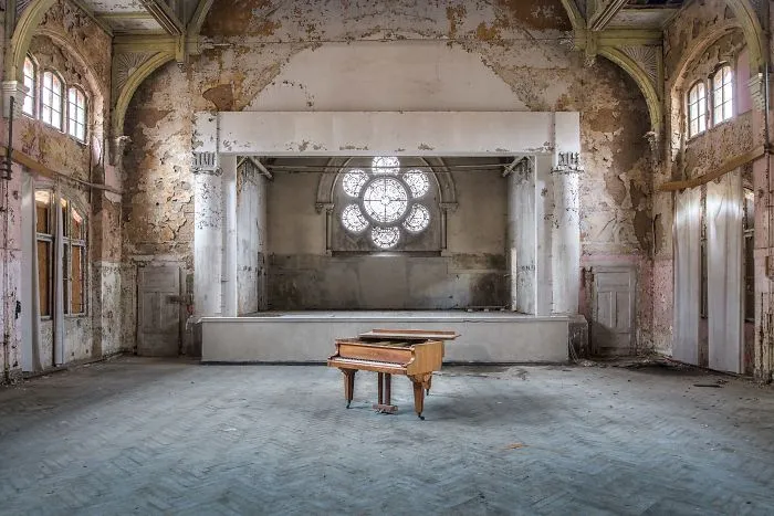 I Explored Abandoned Places In Germany, Here Are 12 Pianos That I Found