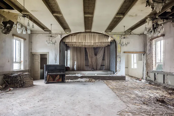 I Explored Abandoned Places In Germany, Here Are 12 Pianos That I Found