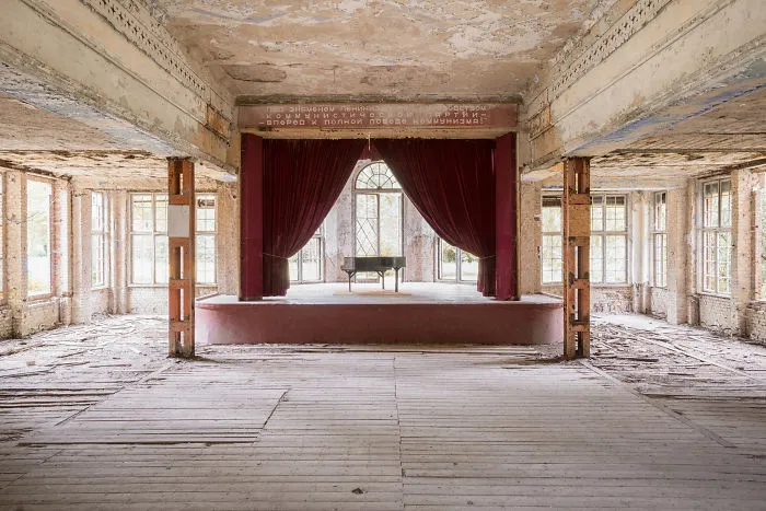 I Explored Abandoned Places In Germany, Here Are 12 Pianos That I Found