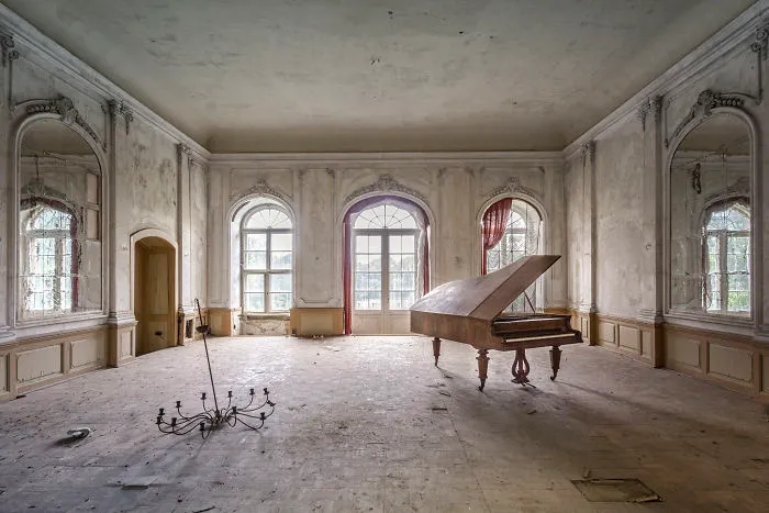I Explored Abandoned Places In Germany, Here Are 12 Pianos That I Found
