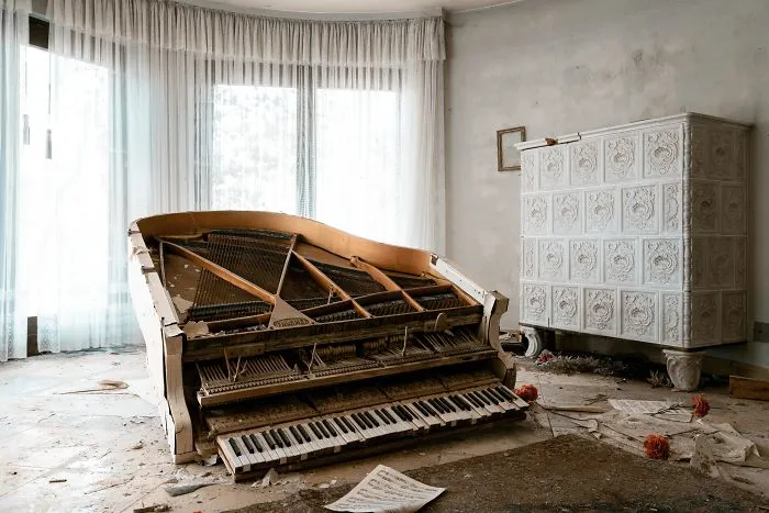 I Explored Abandoned Places In Germany, Here Are 12 Pianos That I Found