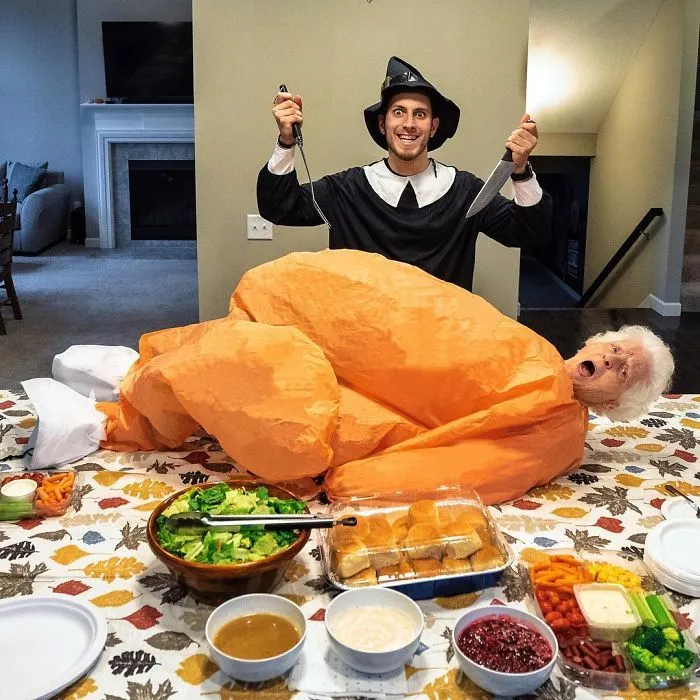 Esta abuela de 93 años y su nieto se visten con ridículos disfraces y a la gente le encanta (30 fotos)