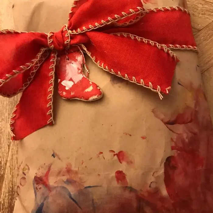 Cuando tu hijo quiere pintar el papel de envolver pero parece que has matado a alguien