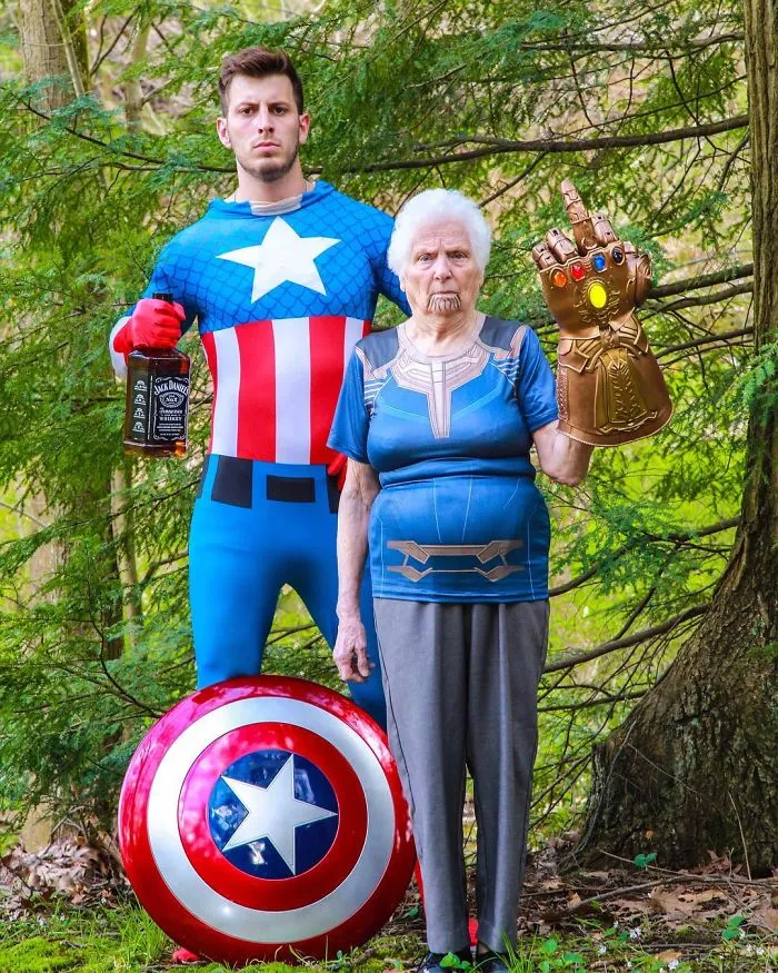 Esta abuela de 93 años y su nieto se visten con ridículos disfraces y a la gente le encanta (30 fotos)