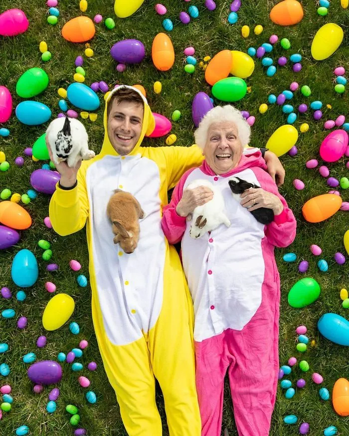 Esta abuela de 93 años y su nieto se visten con ridículos disfraces y a la gente le encanta (30 fotos)