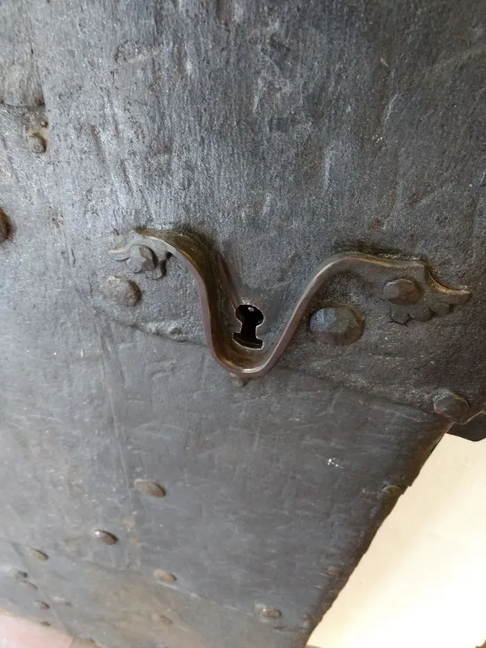 Puerta antigua de 1380 en Regensburg, Alemania, con una ayuda para encontrar la cerradura si has bebido mucho
