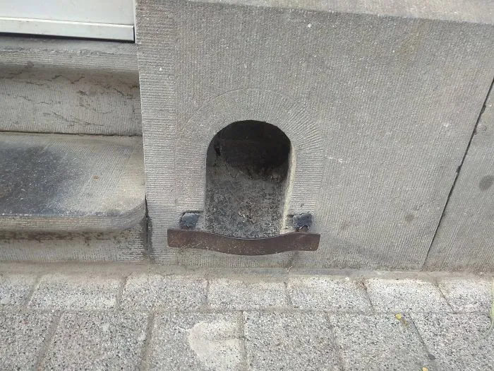 Hay casas antiguas europeas que tienen esto junto a la puerta para limpiarse las suelas antes de entrar