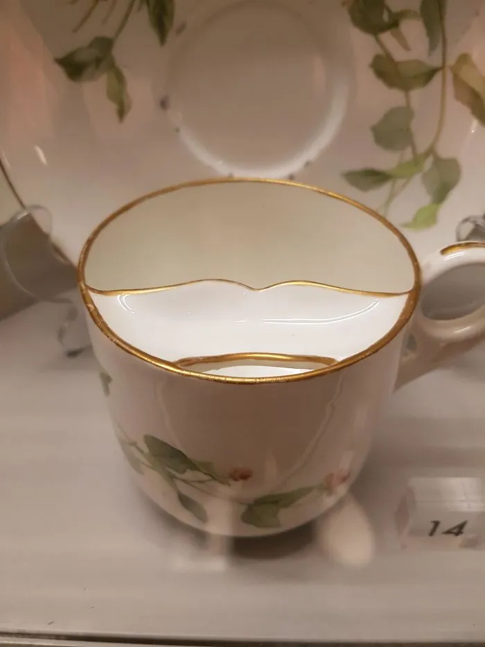 Taza antigua para no mojarse el bigote