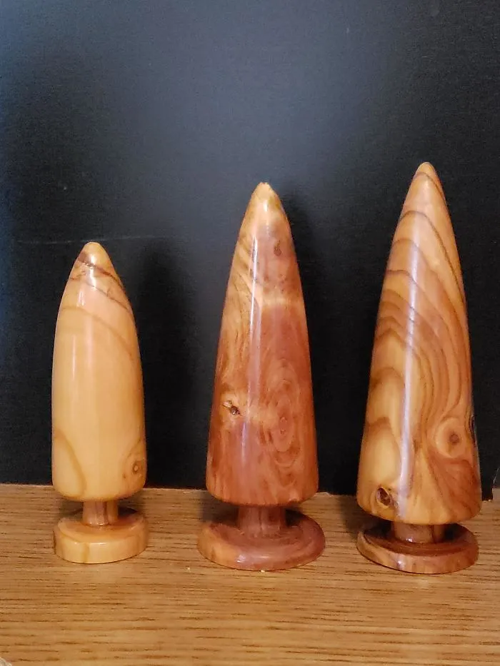 Mi padre hizo estos "árboles decorativos" para Navidad en su taller