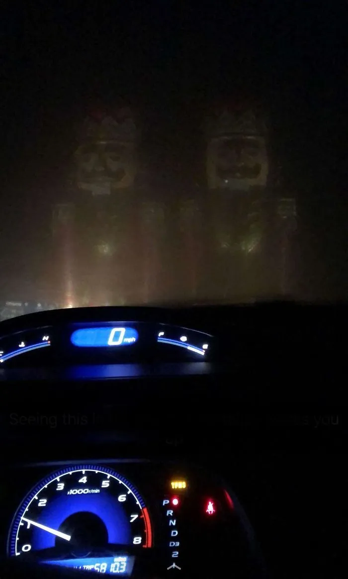 Esta mañana al encender el coche casi me da algo. Se me olvidó que dejamos esta decoración en la entrada
