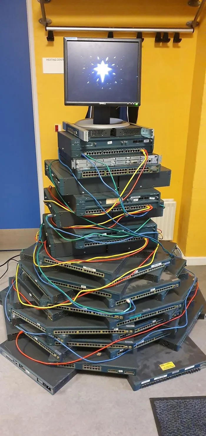 Árbol improvisado para alegrar el departamento