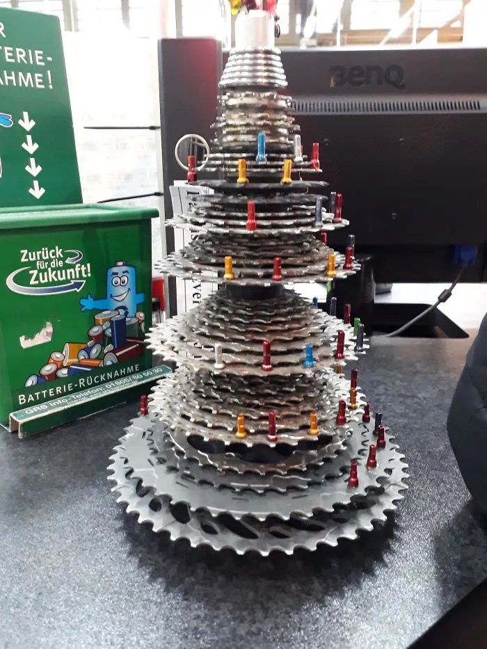 Árbol hecho con partes de bicicleta