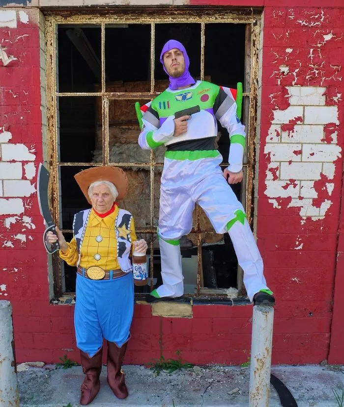 Esta abuela de 93 años y su nieto se visten con ridículos disfraces y a la gente le encanta (30 fotos)