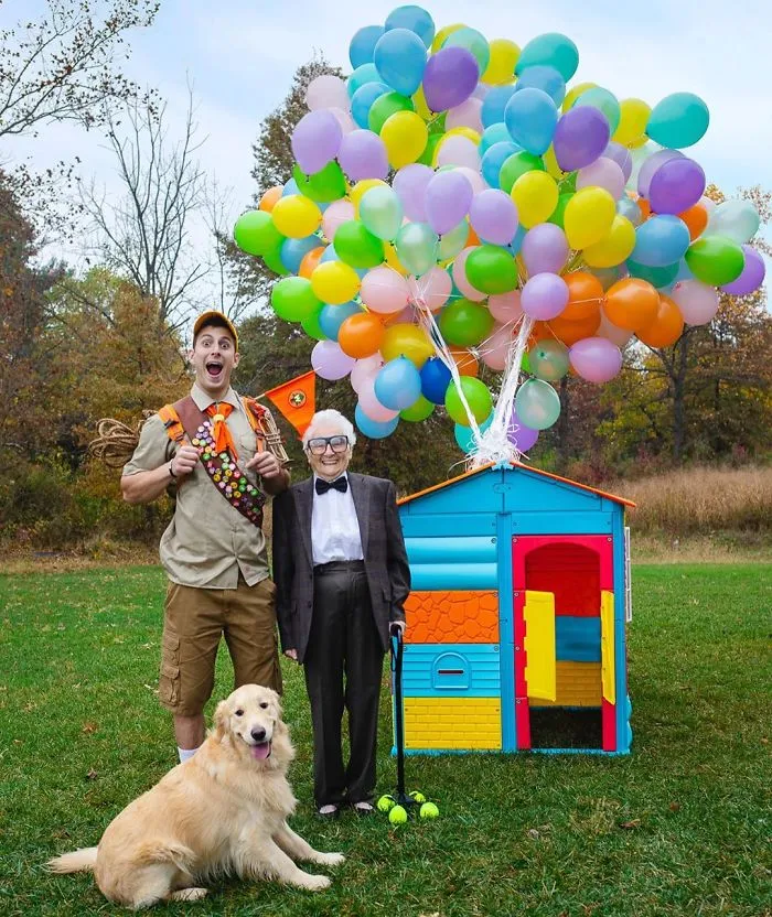 Esta abuela de 93 años y su nieto se visten con ridículos disfraces y a la gente le encanta (30 fotos)