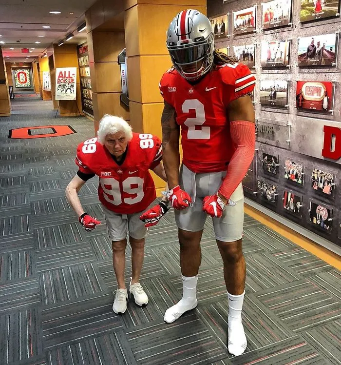 Esta abuela de 93 años y su nieto se visten con ridículos disfraces y a la gente le encanta (30 fotos)