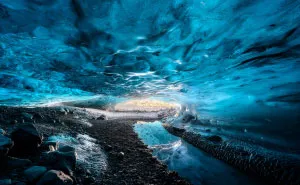 I Hiked For 2 Hours To The Ice Caves In Iceland, And What I Saw Inside Is Pure Magic (10 Pics)