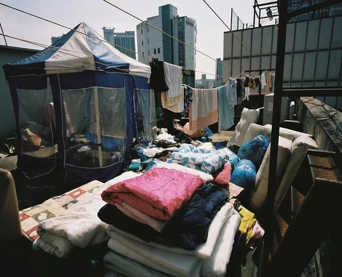 South Korean Photographer Sim Kyu-Dong Shows How The Poor Live In ‘Goshitels' In 30 Powerful Photos