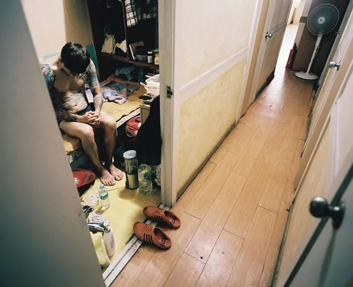 South Korean Photographer Sim Kyu-Dong Shows How The Poor Live In ‘Goshitels' In 30 Powerful Photos