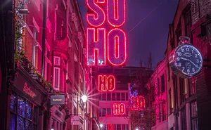 I Try To Capture The Magical Beauty Of Christmas Time In London With My Photographs (16 Pics)