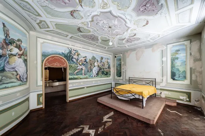 Would You Sleep In This Bedroom? (Italy)