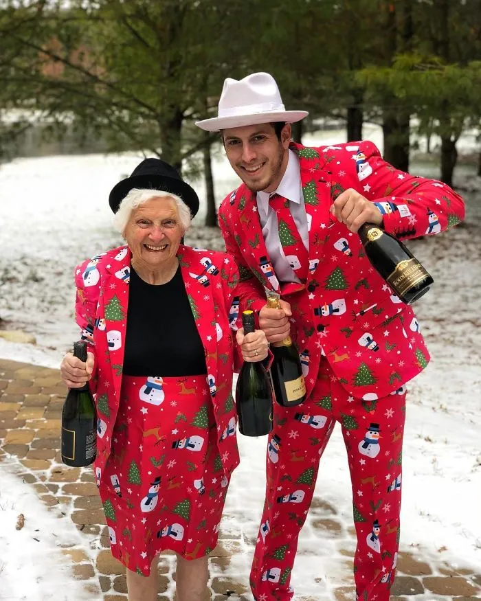 Esta abuela de 93 años y su nieto se visten con ridículos disfraces y a la gente le encanta (30 fotos)